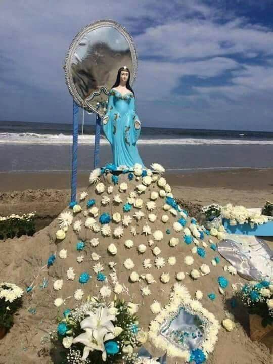 Cartomante realizando leitura espiritual